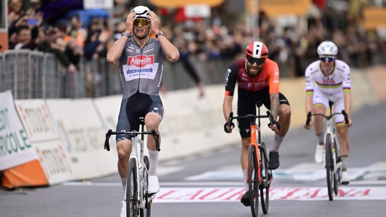 Van der Poel vince la Milano-Sanremo 2025, battuti Ganna e Pogacar in volata