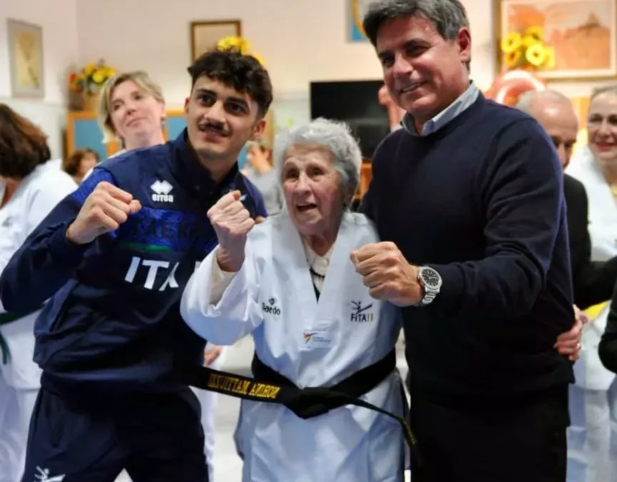 Taekwondo, la Fita consegna la cintura nera ad honorem a una centenaria emiliana