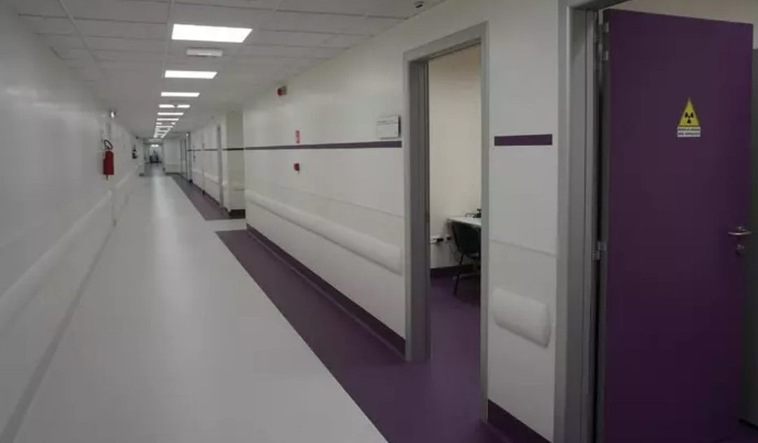 Napoli, caos al pronto soccorso: minaccia i medici e distrugge pc