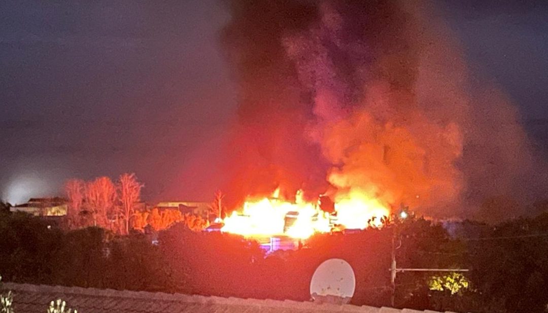 L'incendio all'isola ecologica a Tropea