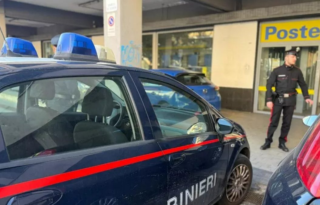 Napoli, colpo all’ufficio postale: i ladri entrano da un buco nel muro