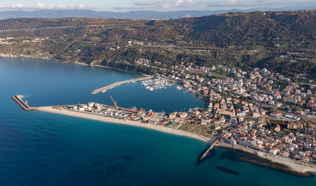 Una veduta di Vibo Marina e del porto