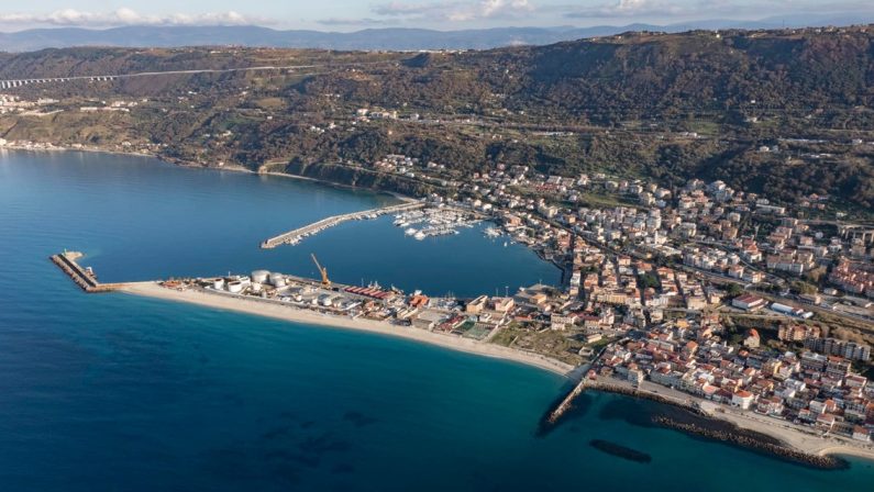 Depositi costieri, i 16 punti del sindaco di Vibo per spostarli dal porto