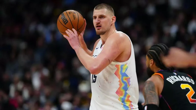 A Denver non basta uno Jokic stellare, Curry trascina i Warriors
