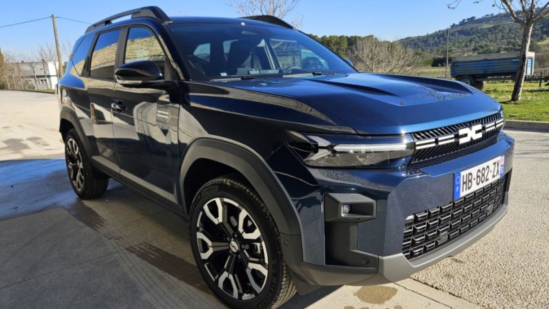 Dacia Bigster, il suv ibrido dal grande spazio interno