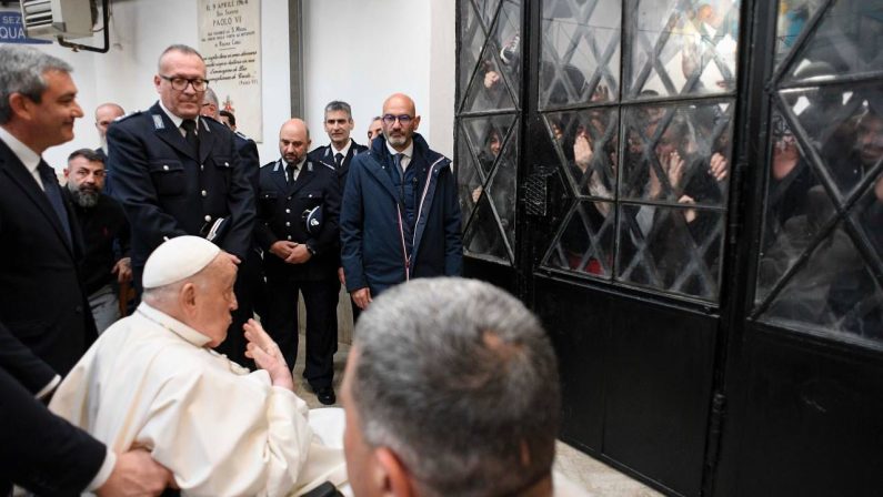 Il Papa ai detenuti “Non posso fare lavanda dei piedi ma vi sono vicino”