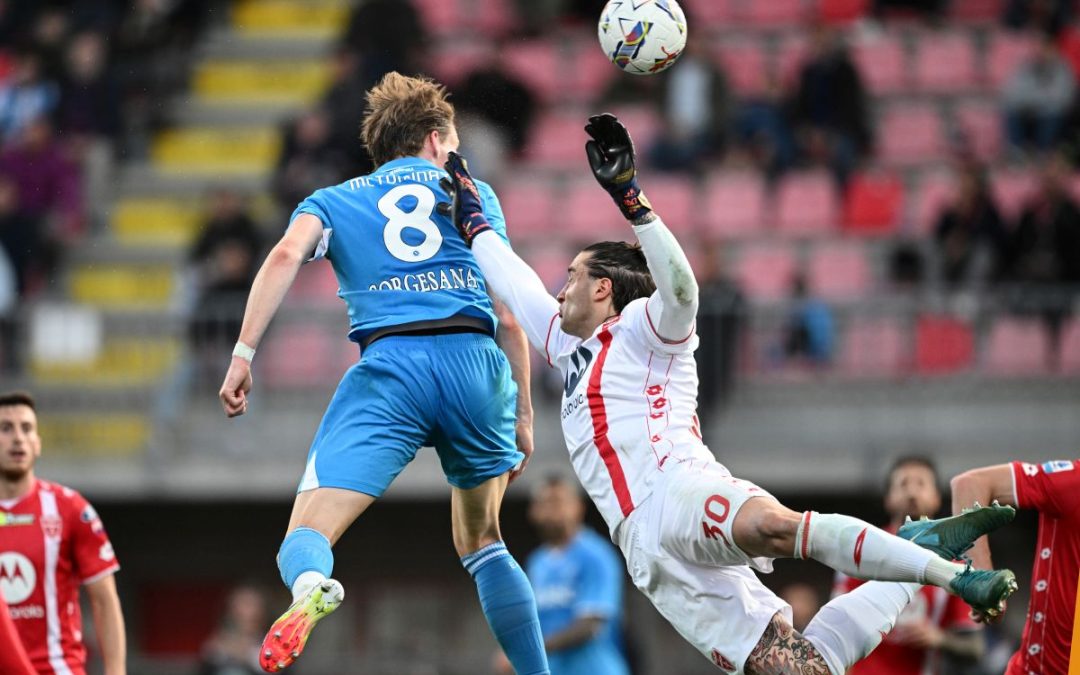 Il Napoli fatica ma batte il Monza, agganciata l’Inter