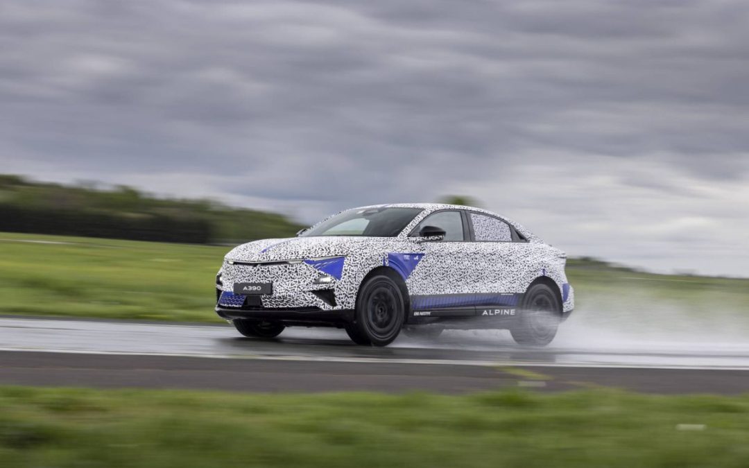 A390, ultimi test per la sport fastback di Alpine