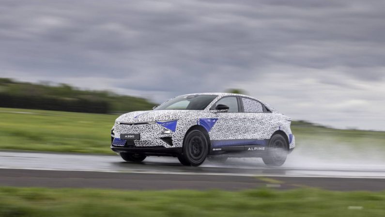 A390, ultimi test per la sport fastback di Alpine