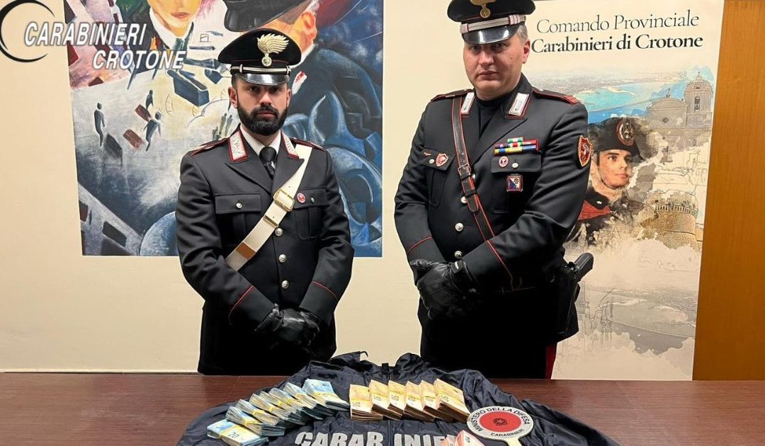 Trovati con 3 pistole e 47 mila euro, due arresti a Crotone