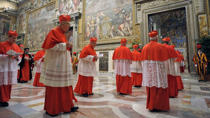 Morto Papa Francesco, verso il Conclave tra preghiere, alleanze e politica