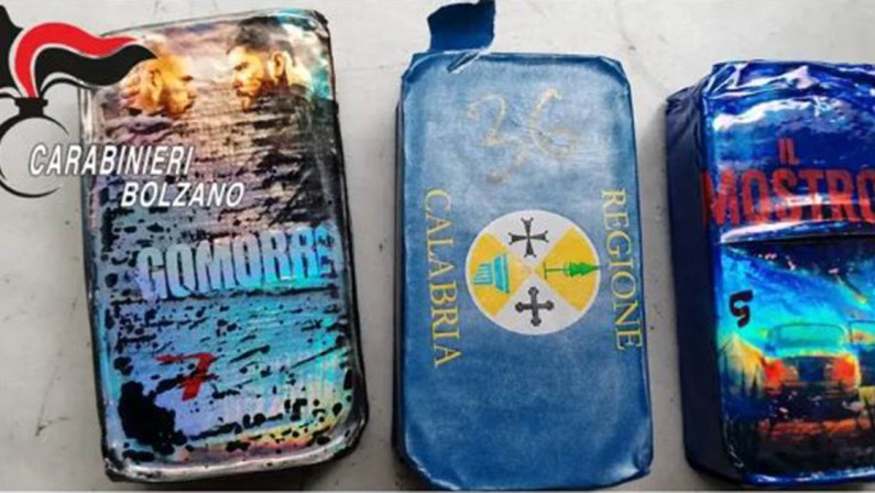 Bolzano, sequestrati 6,7 chili di hashish, tra i panetti oltre 40 contrassegnato “Regione Calabria”