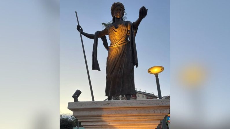 Hera Lacinia è tornata a Crotone, inaugurata la statua di Antonio Affidato sul lungomare