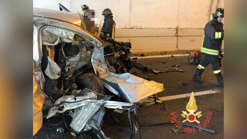 Tragico impatto contro l’ingresso di una galleria nel reggino, un morto