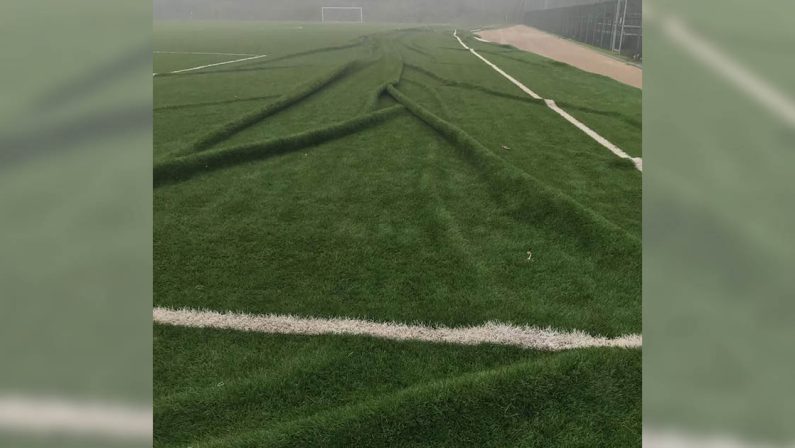 Il ministro Nordio atterra allo stadio di Potenza e il manto erboso si solleva e si danneggia