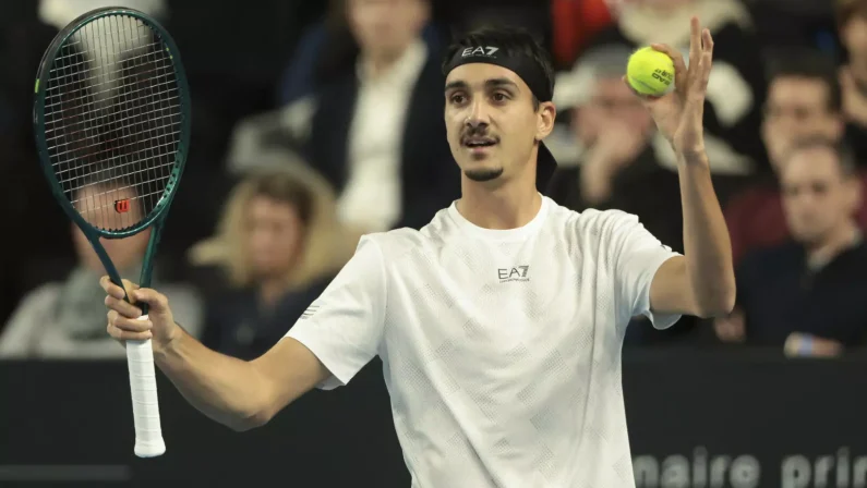 Sonego out all’esordio a Montecarlo, Martinez avanti in tre set