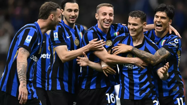L’Inter risponde al Napoli, batte il Verona e torna a -3