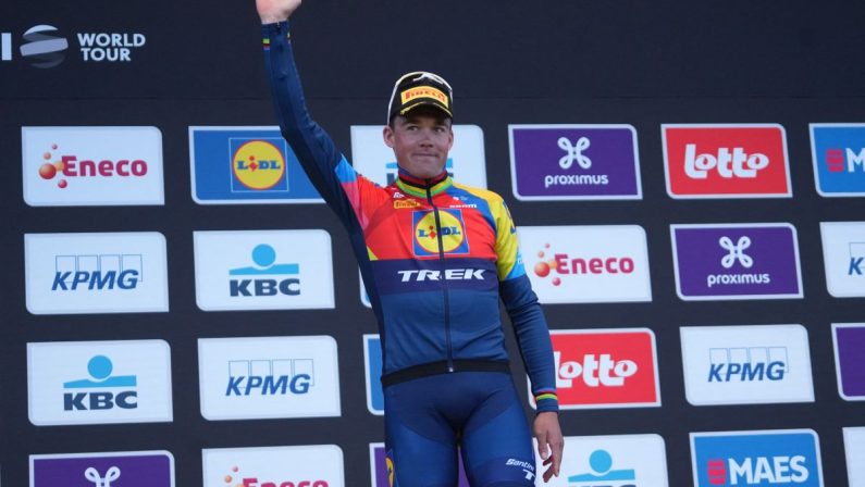 Groves vince in volata 6^ tappa del Giro, Pedersen resta in rosa