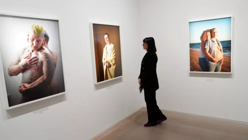 Intesa Sanpaolo, a Milano la mostra “Look at me like you love me”