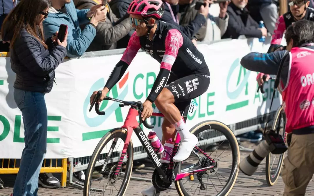Carapaz vince in solitaria al Giro, Del Toro resta maglia rosa