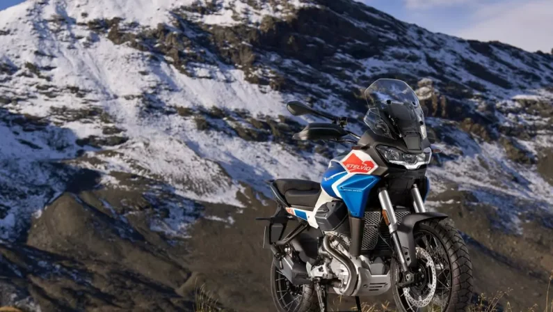 Moto Guzzi Stelvio celebra i 200 anni del Passo dello Stelvio