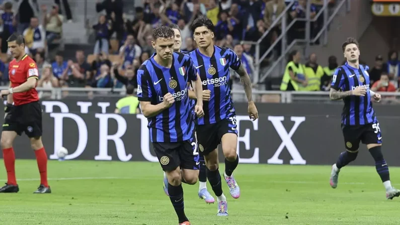L’Inter “di riserva” risponde al Napoli, contro il Verona basta un rigore di Asllani