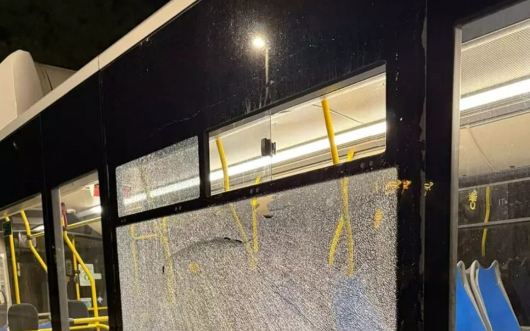 Brindisi, autobus colpito da sassi: nessun ferito