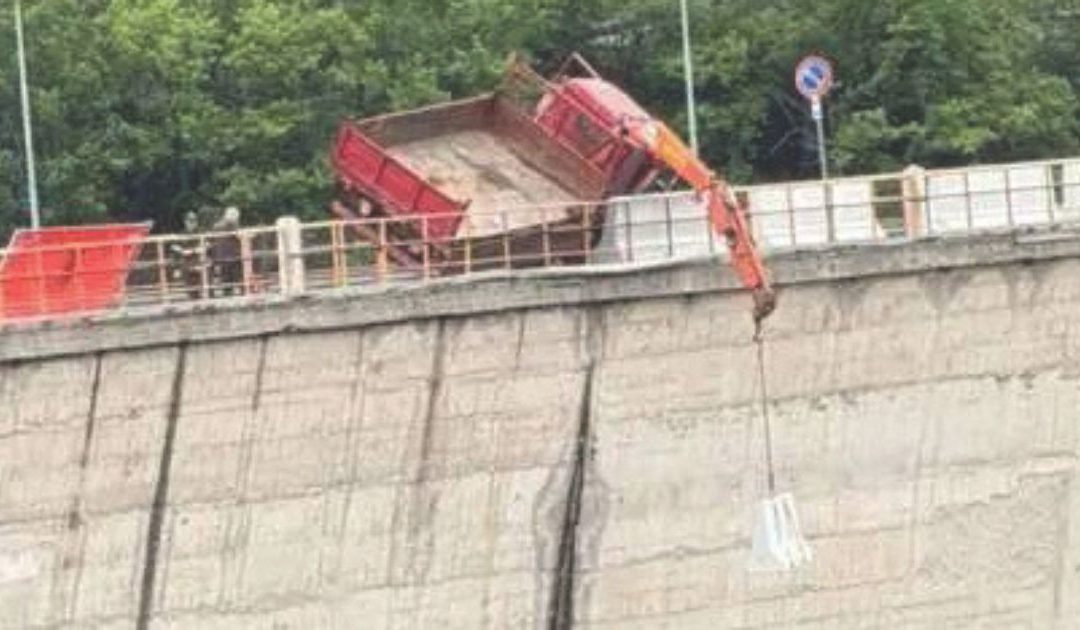 Il camion rovesciato