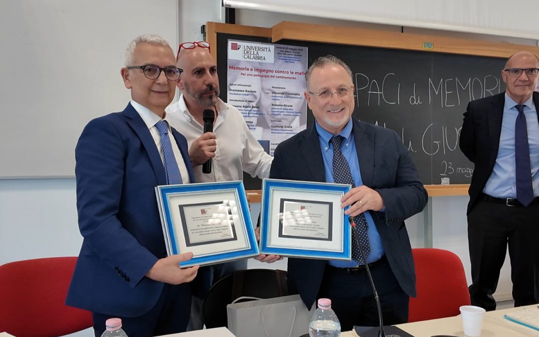 Il professor Costabile premia Nicaso e Capomolla