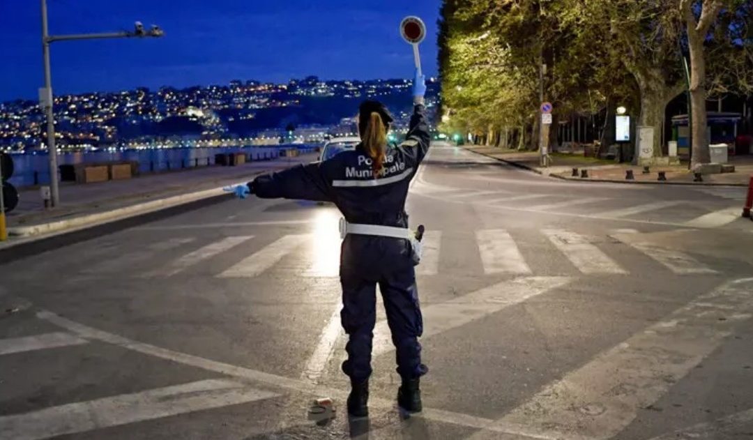 Castellammare di Stabia, turisti denunciano furto dell’auto sui social: cittadini la ritrovano