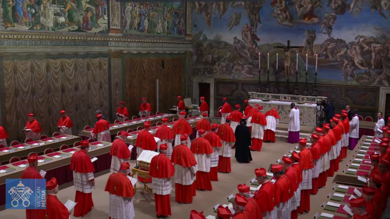 Conclave al via: cardinali nella Cappella Sistina per l’elezione del Papa