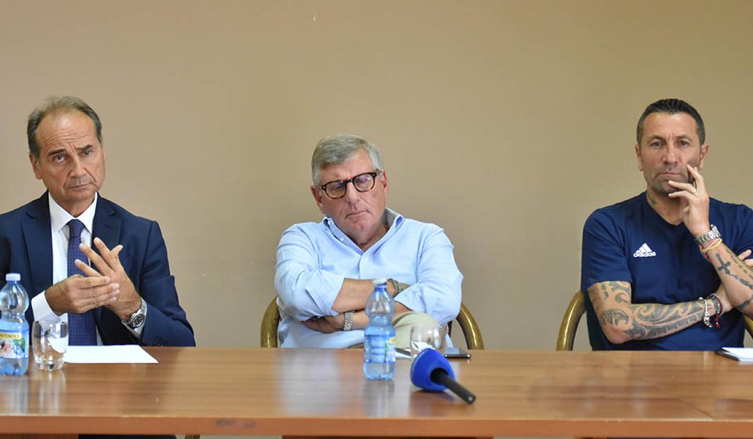 Da sinistra: il diesse Fabio Lupo, il consulente Luigi Micheli e il tecnico Antonio Buscè (foto Andrea Rosito)