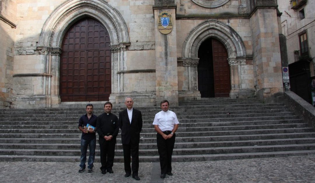 Dominique Mamberti davanti al Duomo di Cosenza