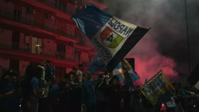 Napoli esplode di gioia, la festa Scudetto dura fino all’alba / Video