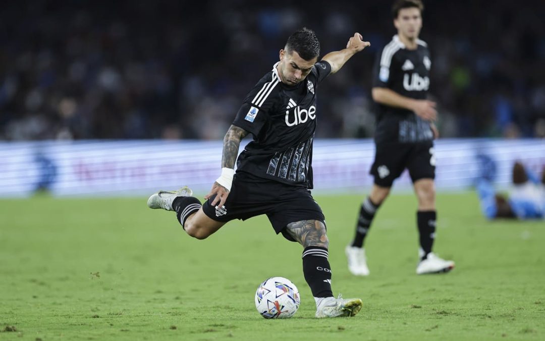 Strefezza firma la quinta vittoria consecutiva del Como, Parma sconfitto al Tardini