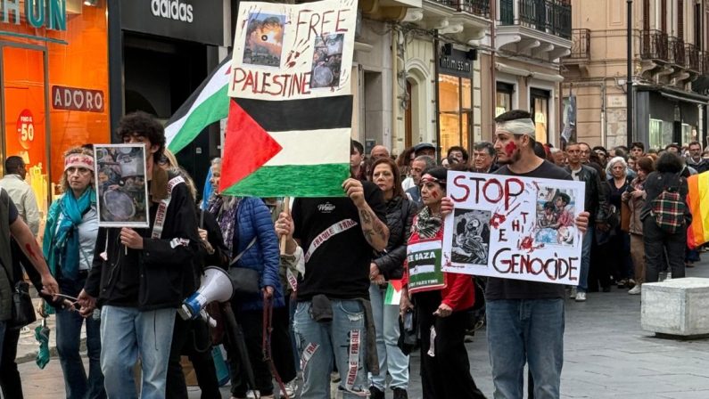 “L’ultimo giorno di Gaza”: a Reggio, un corteo di oltre 300 persone