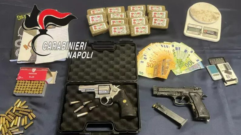 Torre del Greco, hashish e pistole in cantina: arrestato 37enne