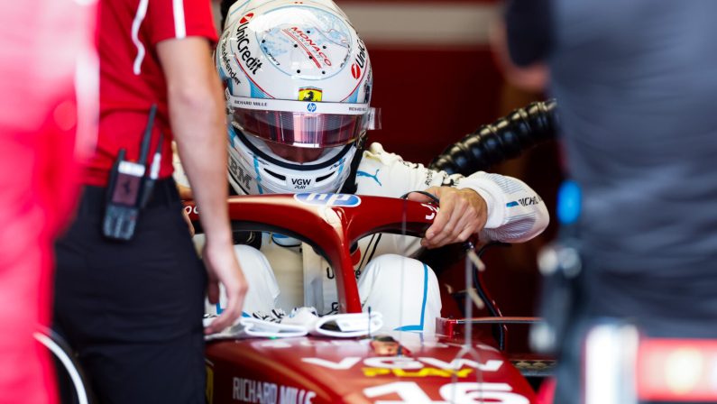 Leclerc domina il venerdì di Monaco davanti a Piastri e Hamilton