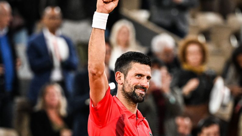 Djokovic e Zverev avanti al Roland Garros, al 2° turno derby Cobolli-Arnaldi