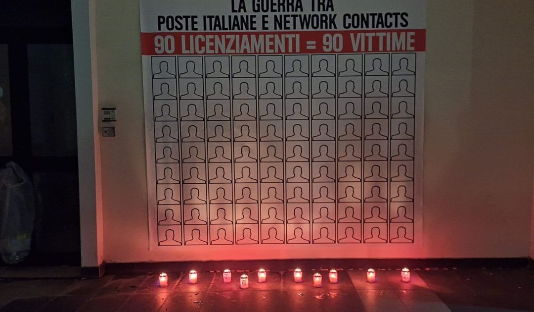 Una immagine del cartellone esposto dai lavoratori a rischio licenziamento