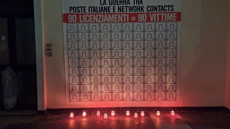 Crotone, protesta pacifica dei lavoratori della Network Contacts contro il rischio licenziamenti