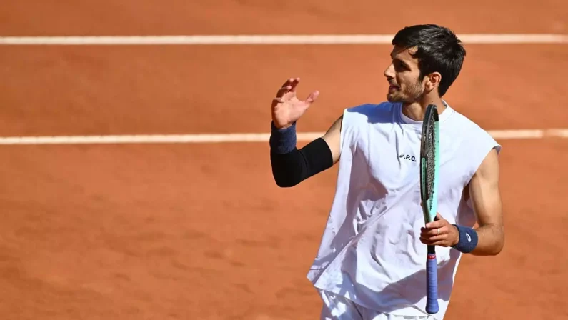 Musetti si arrende ad Alcaraz in semifinale agli Internazionali, in serata Sinner sfida Paul