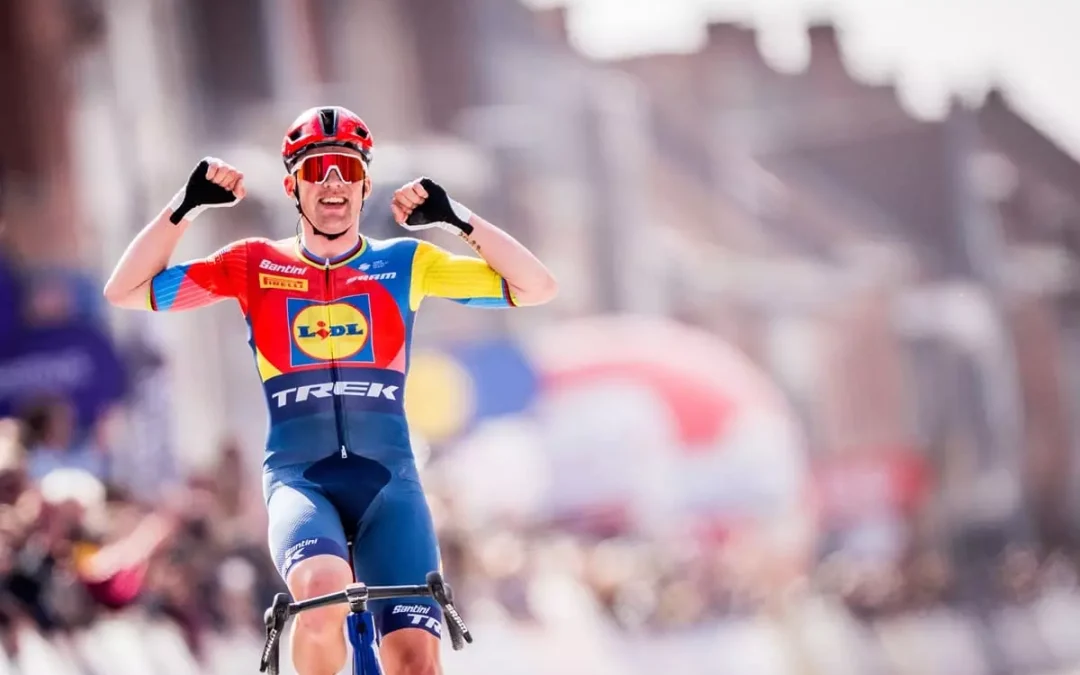 A Pedersen la prima tappa del Giro d’Italia 2025 e la maglia rosa, volata perfetta a Tirana