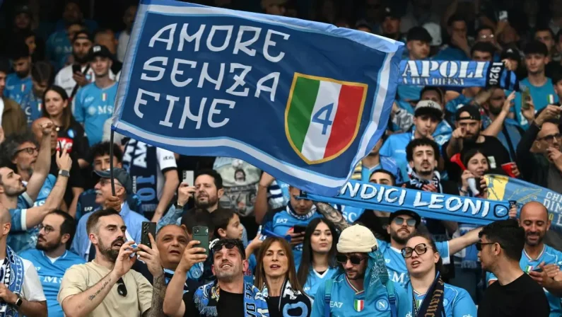 Il Napoli è campione d’Italia, 2-0 al Cagliari e festa al Maradona