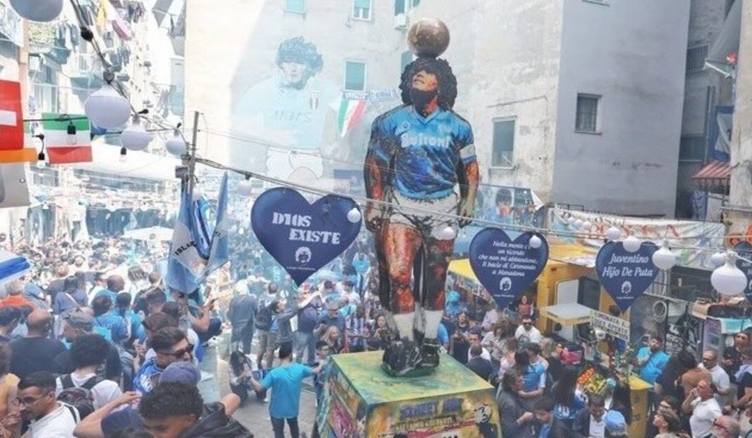 Napoli, Maradona l’eterno: nei Quartieri Spagnoli la statua più alta “D10S”