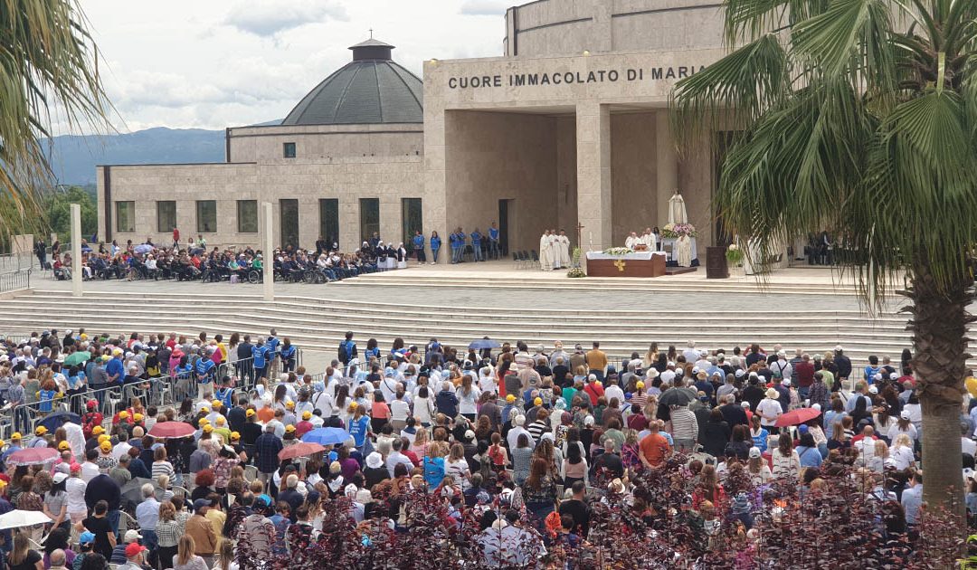 La folla di devoti alla celebrazione eucaristica presso la Fondazione Cuore Immacolato di Maria rifugio delle anime