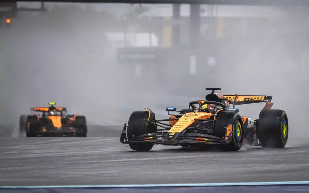 Norris vince la Sprint Race di Miami sul bagnato davanti a Piastri, terzo Hamilton