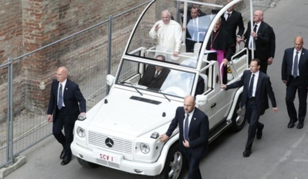 Papa Francesco sulla papamobile