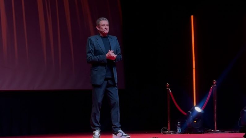 Ezio Greggio porta in Calabria la sua “vita sullo schermo”