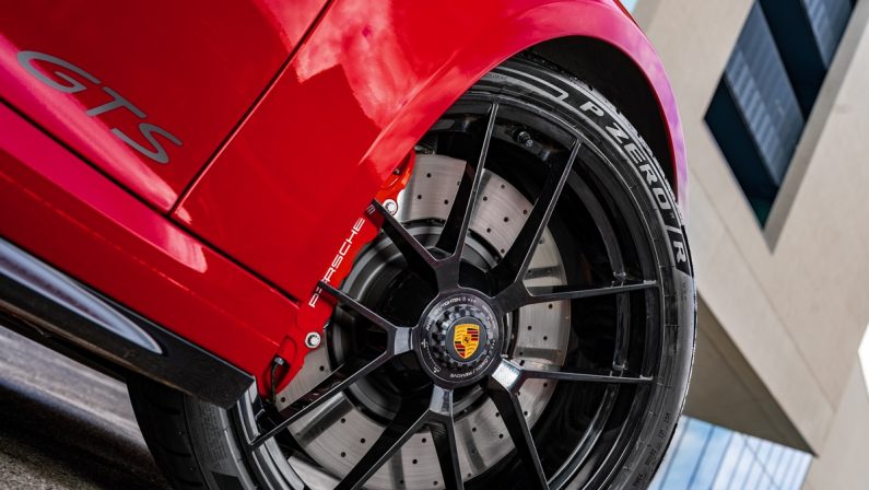 Pirelli equipaggia la Porsche 911 GTS, è la prima con motorizzazione ibrida